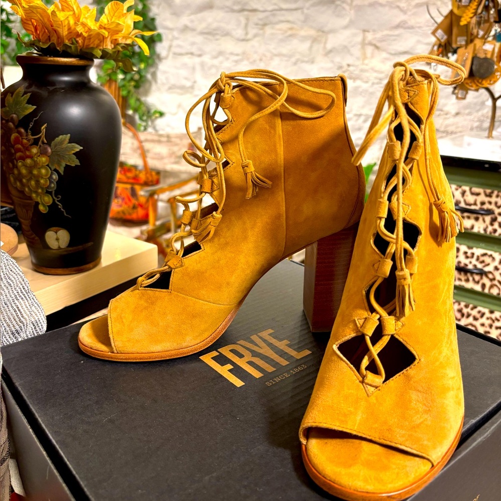 New in box! FRYE Gabby Ghillie CAMEL SUEDE TIE UP ANKLE BOOTIES CHUNKY HEELS 10